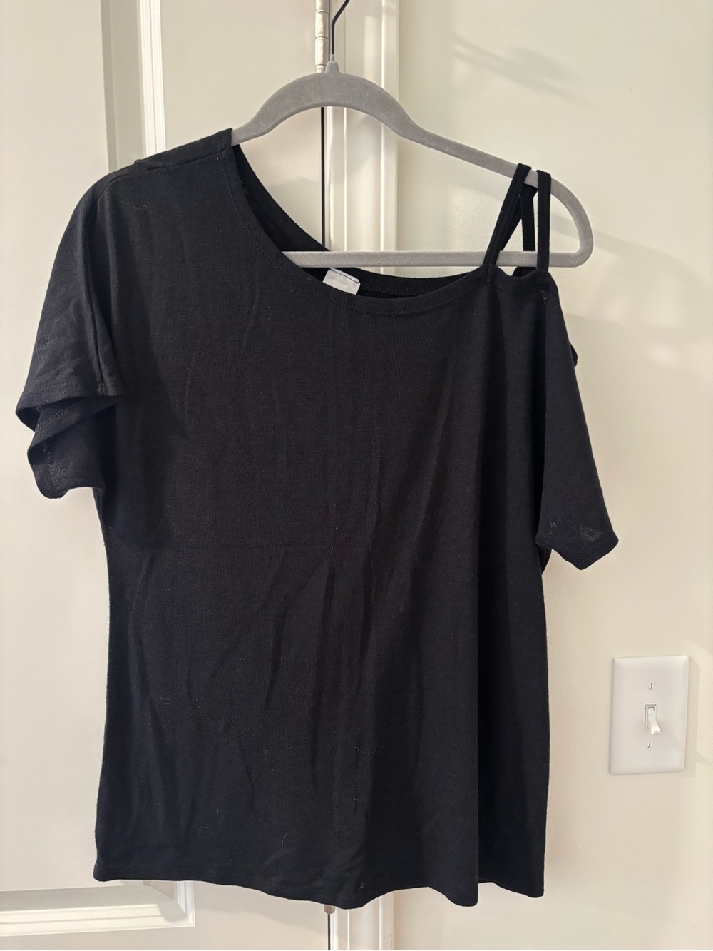 Kaileigh Black Asymmetric One-Shoulder Tee